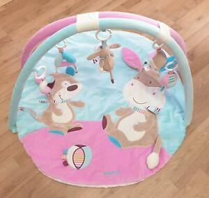Fehn Activity Decke Esel - Krabbeldecke mit Spielbogen